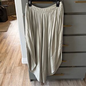 Elegant Cream Women's Capris